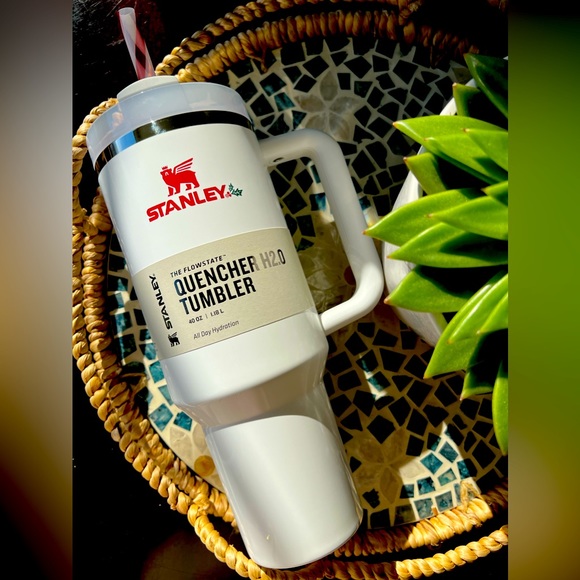 LIMITED EDITION MISTLETOE TWIST Stanley 40oz H2.0 Tumbler. New with tags. - Picture 3 of 5